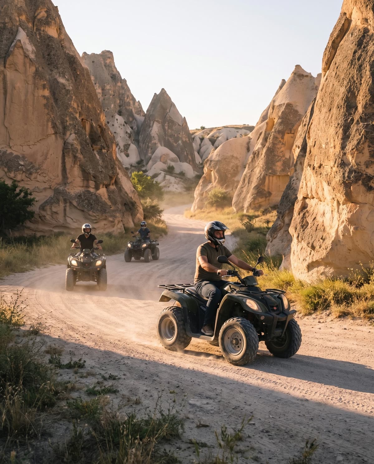 Des personnes en quad sur un sentier entre les formations rocheuses de la Cappadoce