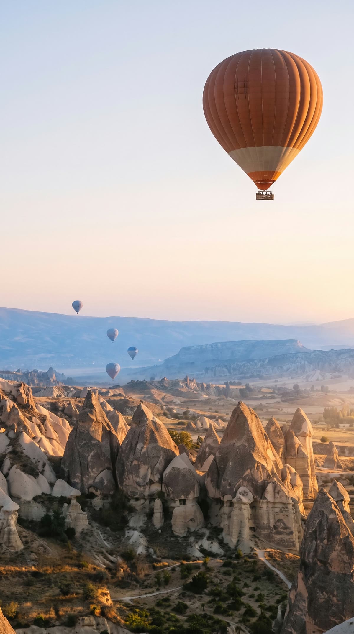 Montgolfières au-dessus des vallées ensoleillées de la Cappadoce