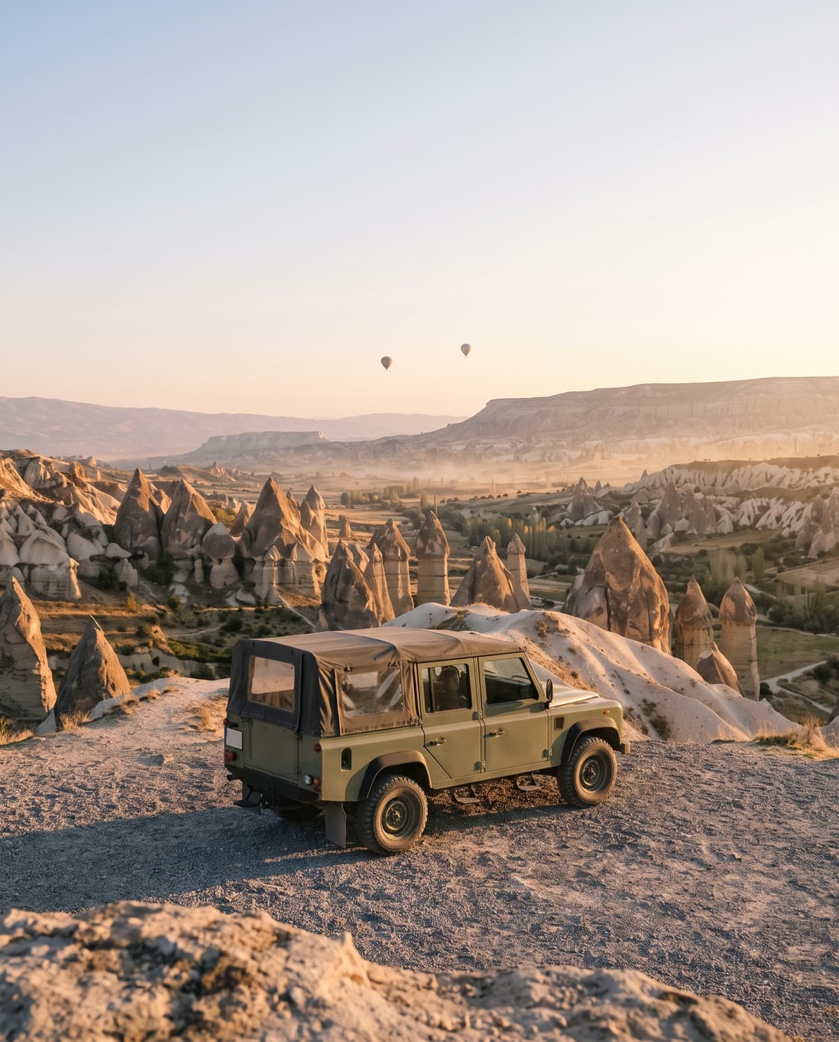 Une jeep parcourant une vallée rocheuse de la Cappadoce